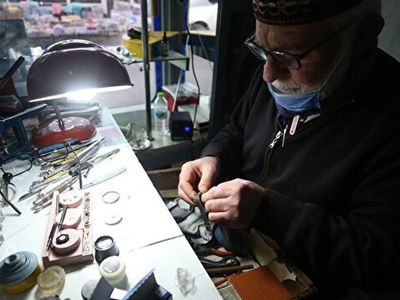 Bir Vefa Örneği: Ustasının Son Dileğini Yerine Getirdi, Yarım Asırdır Saat Tamirciliği Yapıyor
