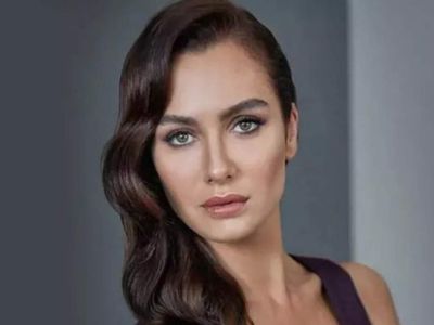 Birce Akalay denize girdi İbrahim Çelikkol çekti! Kendini serin sulara atan Akalay duru güzelliğiyle büyüledi