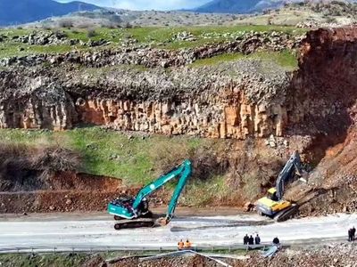Bitlis-Baykan kara yolunda korkutan heyelan!