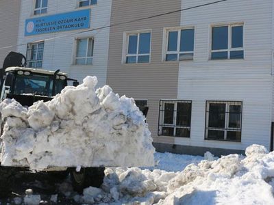 Bitlis’te Okul ve Çevreleri Kardan Temizleniyor