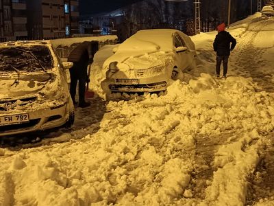 Bitlis'teki kar yağışı hayatı felç etti: Ev ve arabalar karın altında kayboldu