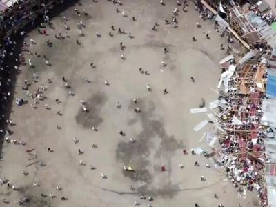 Boğa güreşi festivalinde ortalık savaş alanına döndü! Tribün çöktü neye uğradıklarını şaşırdılar