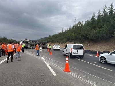 Bolu Dağı'nda Kamyon Devrildi, İstanbul İstikameti Trafiğe Kapandı