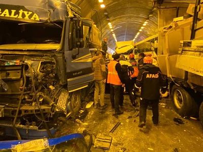 Bolu Tüneli’nde kar küreme aracının karıştığı zincirleme kaza: Ölü ve yaralılar var