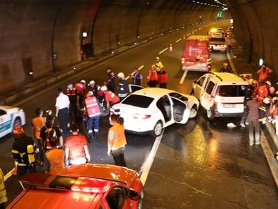Bolu tünelinde kaza yapan araç plakaları belli mi? Tünelde zincirleme kaza! İstanbul yönünde ulaşım durdu