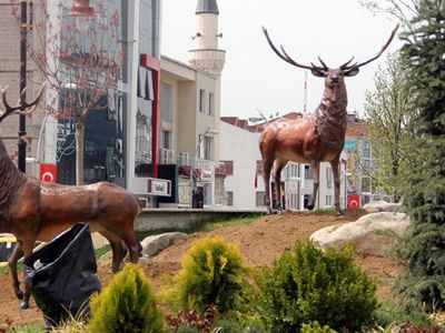 Bolu'da Geyik Heykelleri Meydana Konuldu