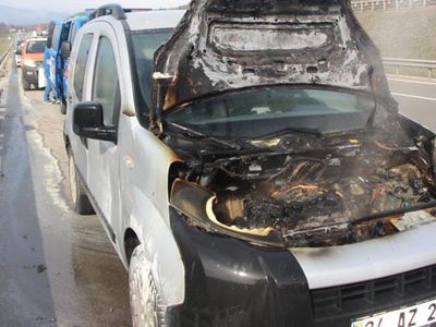 Bolu’da Motor Kısmı Yanan Araç Kullanılamaz Hale Geldi