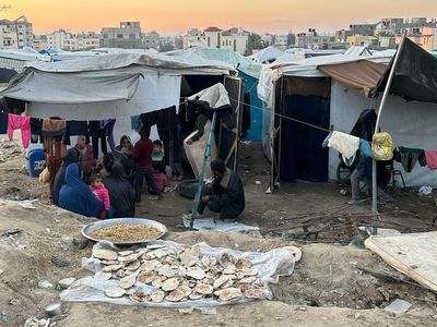 Bombalardan kaçan Gazzeli aileler çadırlarda yaşama tutunmaya çalışıyorlar!