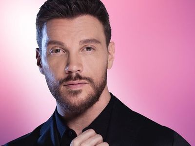 Boşanma Arifesinde Olan Ünlü Şarkıcı Sinan Akçıl'dan Evlenmek Üzere Olan Eski Aşkı Hadise'ye Olay Sözler!