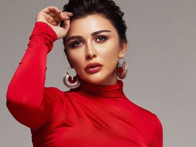 Boşanma haberleri ile gündemden düşmeyen Selen Görgüzel’in sahnede giydiği derin bacak dekolteli elbisesi olay oldu