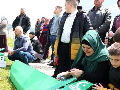 Bosna'da 29 Yıl Önce Katledilen 5 Masum Vatandaş Toprağa Verildi