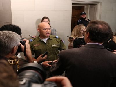 Brian Mast ve Medea Benjamin Arasında Gerilim: "Teröristleri Öldürmek Diplomatik Bir Yöntemdir" Tartışması