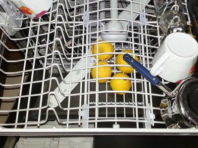 Bulaşık makinesine limon koyarsak ne olur? Bulaşıklarınızı parlatacak o doğal yöntem