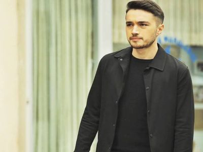 Burak Dakak sevenlerini korkuttu: Tiyatro oyununda kaza geçirdi hemen hastaneye kaldırıldı