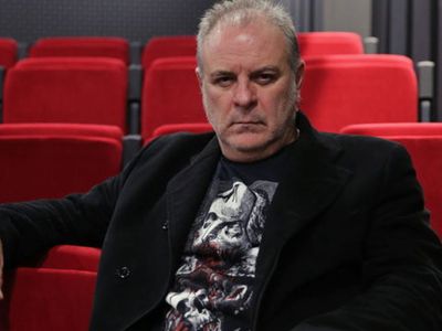 Burak Sergen Alkolün Dozunu Kaçırınca Yere Kapaklandı! Ünlü Oyuncunun İmdadına Yanındaki Kızlar Yetişti