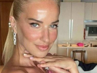 Burcu Esmersoy'dan olay yaratan Paris pozları! Göbeği açık elbisesiyle yürek hoplattı!