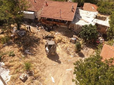 Burdur'da Bir Evde 20 Kamyon Çöp Temizlendi