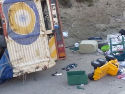 Burdur'da Ev Eşyası Taşıyan Kamyonet Devrildi: 1 Ölü 2 Yaralı