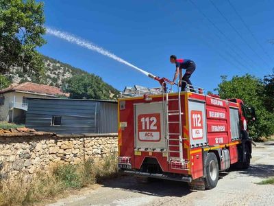 Burdur’un Yeşilova ilçesinde ev bahçesindeki yangın kısa sürede kontrol altına alındı
