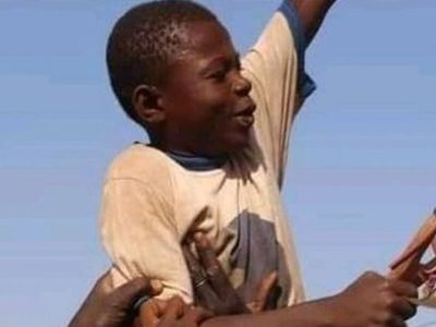 Burkina Faso'lu Çocuk Fransız İHA'sını Sapanla Vurarak Düşürdü!