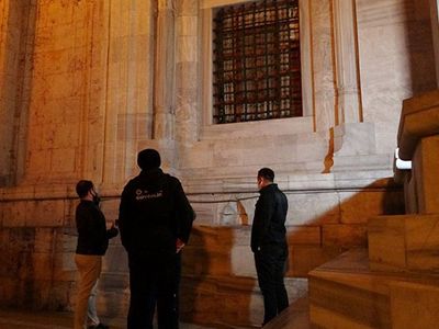 Bursa Ulu Cami’nin Korkuluklarına Balyozla Saldırı