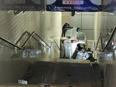 Bursa’da Akıl Almaz Kaza! Yoldan Çıkan Araç Metronun Alt Geçit Merdivenlerine Düştü