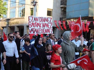 Bursa'da 'Demokrasi ve Bayrak Yürüyüşü' düzenlendi