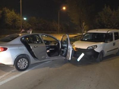 Bursa'da Denetimden Kaçan İki Zanlı Polis Aracına Çarptı