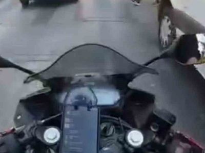 Bursa'da kör noktada kalan yayaya motosiklet çarptı, kaza anı kask kamerasında yer aldı