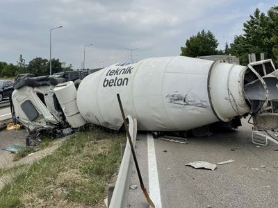 Bursa'da korkunç kaza! Beton mikseri otomobili biçti: 4 ölü var