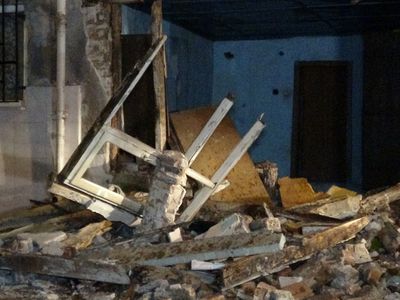 Bursa'da Lodos Etkisi! Binanın Duvarı Yıkıldı, Ağaçlar Yolları Kapattı