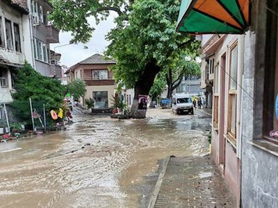 Bursa'da Mudanya ve Gemlik Sele Kapıldı: Servis Aracı Yan Yattı