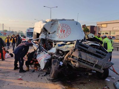 Bursa’da sporcu taşıyan minibüs kamyona çarptı: Olay yerinden acı haber geldi