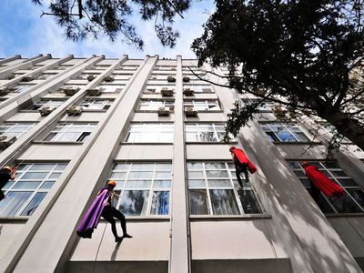 Bursa'da tedavi gören çocuklara 23 Nisan sürprizi: Odalarına tırmanıp hediye verdiler!