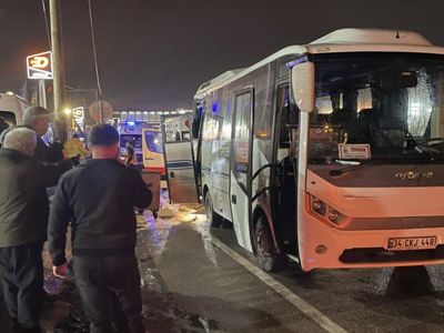 Bursa’da tur otobüsü beton direğe çarptı: Çok sayıda kişi yaralandı