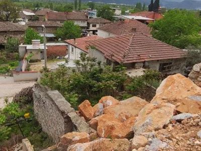 Bursa'da vatandaşlar korku dolu günler geçiriyor: Dev kayalar evin üzerinde!