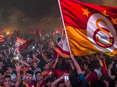 Büyük coşku, taraftarlar sokağa döküldü: Süper Lig şampiyonu Galatasaray oldu