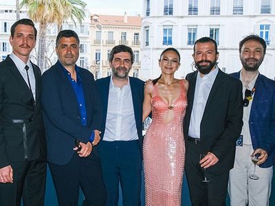 Büyük gurur: Cannas’a katılan ünlü oyuncu Selin Yeninci dakikalarca ayakta alkışlandı
