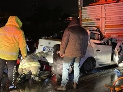 Büyükçekmece’de otomobil tırın altına girdi: 1 ölü ve 2 yaralı var