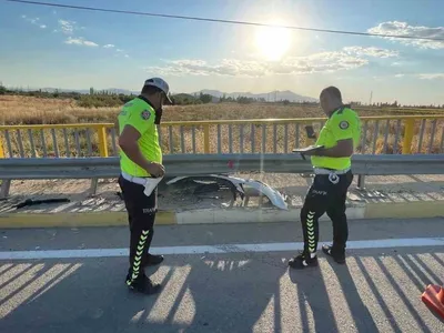 Karaman'da lastiği patlayan otomobil bariyerlere çarptı, bir kişi yaralandı
