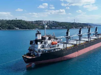 İHA saldırısında hasar gören New Victory İstanbul Boğazı’ndan geçirildi: Gemi trafiği çift yönlü kapatıldı