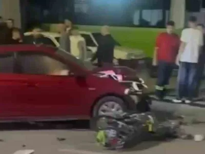 Kocaeli'de otomobil ve motosiklet çarpıştı: Kaza anı güvenlik kamerasında