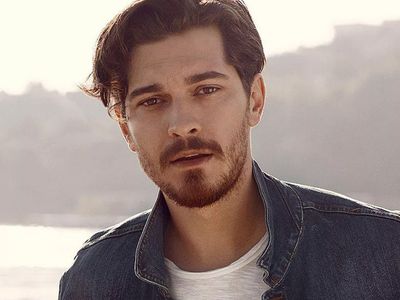 Çağatay Ulusoy Ekranlara Geri Dönüyor: Yeni Partneri Tartışma Yarattı!