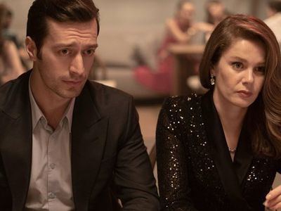 Camdaki Kız dizisinin sezon finali yemeğinden eğlenceli anlar: Burcu Biricik sahneden kendini kaybetti