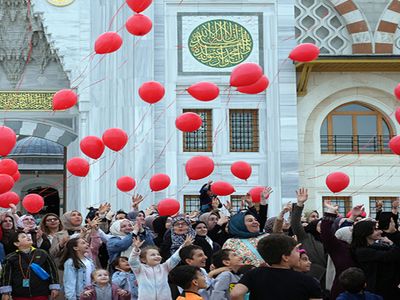 Çamlıca Camisi'nde Filistin soykırımı protestosu: Gökyüzüne kırmızı balonlar uçuruldu