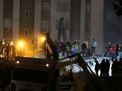 Canlı yayın sırasında depreme yakanlandılar: Hasarlı binanın çökme riski paniğe neden oldu