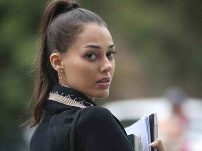 Cannes'e giden Dilan Çiçek Deniz cesur elbisesi ile dikkat çekti! Verdiği pozlarla sosyal medyada gündem oldu
