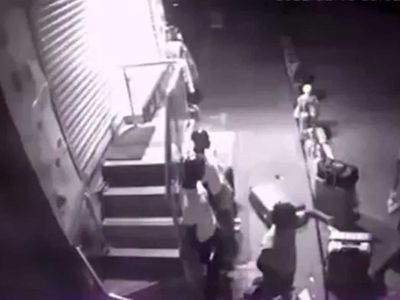 Cansız mankeni soymaya çalıştı! İş yeri sahibi hırsızı bavul ile dövdü