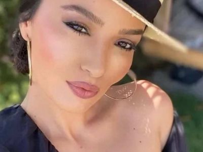 Çarkıfelek yarışmasının hostesi Emel Özkızıltaş, mini şortuyla ortalığı kasıp kavurdu!