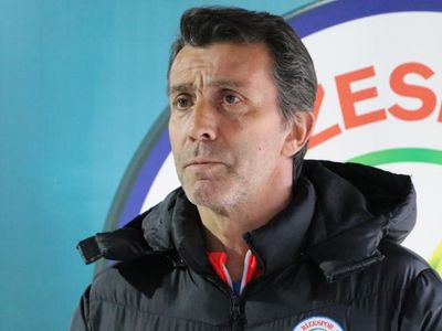 Çaykur Rizespor'da Bülent Korkmaz, takımın ligde kalabilmesi için Başkan Tahir Kıran'ın büyük fekadarlıklar yaptığını söyledi!